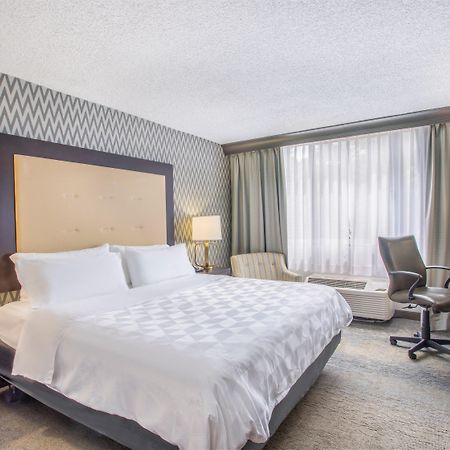 Holiday Inn & Suites Parsippany Fairfield By Ihg Exterior photo