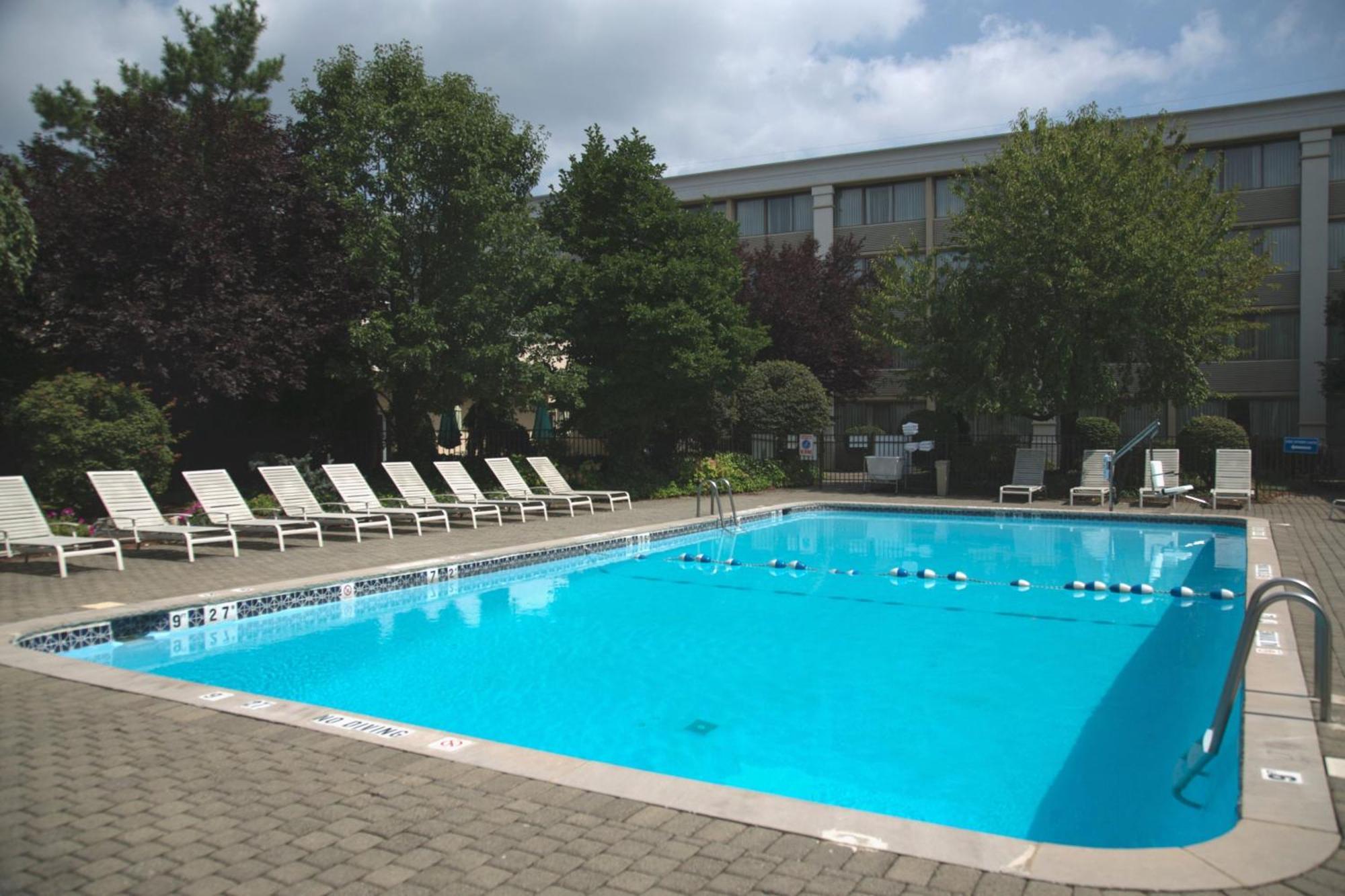 Holiday Inn & Suites Parsippany Fairfield By Ihg Exterior photo