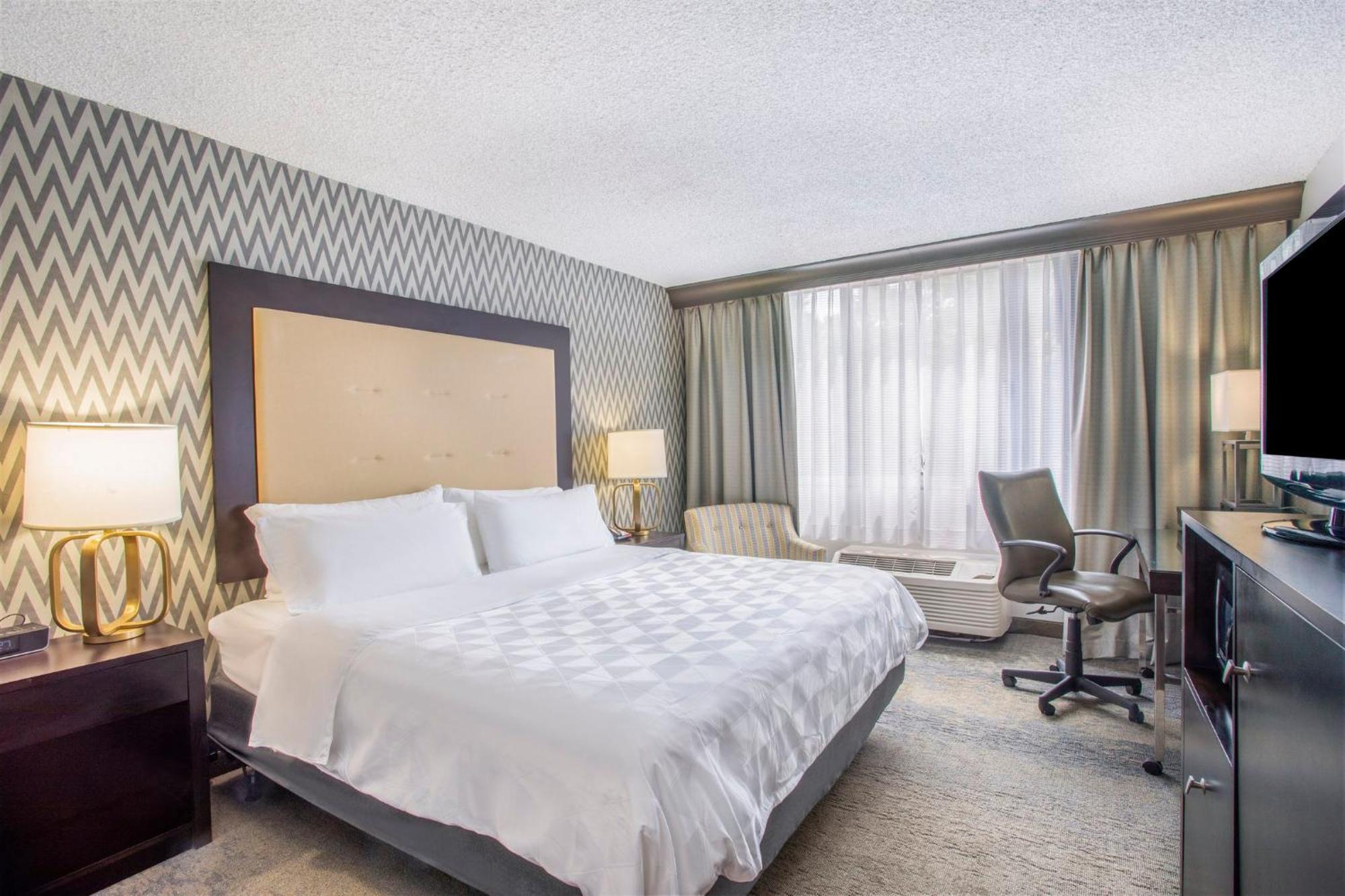 Holiday Inn & Suites Parsippany Fairfield By Ihg Exterior photo