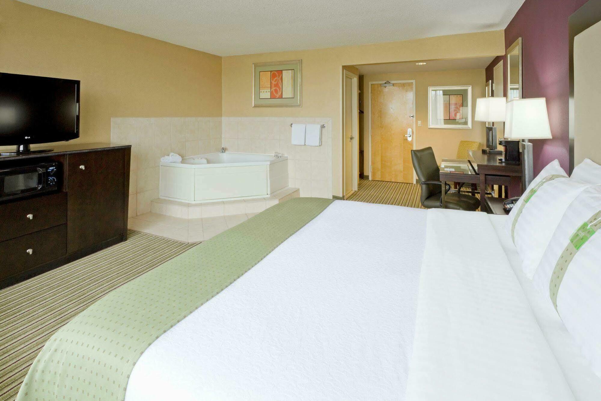 Holiday Inn & Suites Parsippany Fairfield By Ihg Exterior photo